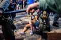 香港・銅鑼湾地区で行われた抗議デモで、警察に拘束される人々（2020年6月12日撮影）。(c)Anthony WALLACE / AFP