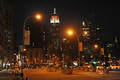 日の丸色にライトアップされたニューヨーク（New York）の超高層建築、エンパイアステートビル（Empire State Building、2011年4月4日撮影）。(c)AFP/Stan HONDA