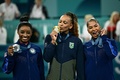 パリ五輪、体操女子種目別ゆか決勝。表彰式でメダルを手にポーズを取る（右から）銅メダルを獲得した米国のジョーダン・チャイルズ選手、金メダルを獲得したブラジルのレベッカ・アンドラーデ選手、銀メダルを獲得した米国のシモーネ・バイルス選手（2024年8月5日撮影）。(c)Loic VENANCE / AFP