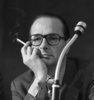 フランス・ニースでたばこを吸うジャック・シラク首相（当時、1976年3月27日撮影）。(c)GEORGES BENDRIHEM / AFP