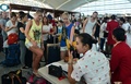 インドネシア・バリ島デンパサールのバリ（ヌグラライ）国際空港で、遅延便の情報を求めて並ぶ人々（2015年7月22日撮影）。(c)AFP/SONNY TUMBELAKA