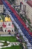 ロシア・チェチェン共和国のグロズヌイ（Grozny）でウラジーミル・プーチン（Vladimir Putin）大統領の誕生日に行われたパレードで、ロシア国旗の色を表現する参加者（2014年10月6日撮影）。(c)AFP/VASILY MAXIMOV