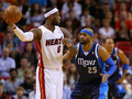 12-13NBAは2日、各地で試合が行われ、マイアミ・ヒート（Miami Heat）はオーバータイムの末にダラス・マーベリックス（Dallas Mavericks）を119-109で下した。

マイアミ・ヒートのレブロン・ジェームズ（LeBron James、左）をマークするダラス・マーベリックスのビンス・カーター（Vince Carter、2013年1月2日撮影）。(c)AFP/Getty Images/Mike Ehrmann
