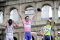 第92回ジロ・デ・イタリア（%%2009 Giro d&apos;Italia%%）第21ステージ（ローマ市街、14.4キロメートル個人タイムトライアル）。ラボバンク（%%Rabobank%%）のデニス・メンショフ（%%Denis Menchov%%、ロシア）が、首位と24秒差の19分06秒でステージを10位で終え、合計タイムを86時間03分11秒として総合優勝を果たした。写真は表彰式に臨む（左から）総合2位のダニーロ・ディルーカ（%%Danilo Di Luca%%）、総合優勝したデニス・メンショフ、総合3位のフランコ・ペッリツォッティ（%%Franco Pellizotti%%）。（2009年5月31日撮影）(c)AFP/FILIPPO MONTEFORTE