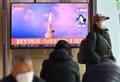 韓国ソウルの駅で、テレビで放送される北朝鮮のミサイル発射実験の資料映像を見る人（2022年1月5日撮影）。(c)Jung Yeon-je / AFP