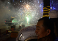 中国各地では春節（旧正月、Lunar New Year）前日の9日夜から10日未明にかけて、へび年の訪れを祝う花火や爆竹が響き渡った。

写真は北朝鮮国境に近い遼寧省（Liaoning）丹東（Dantong）市内の路上で花火を打ち上げる男性（2013年2月9日撮影）。(c)AFP/Mark RALSTON