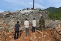 カンボジア南部ケップ州で、建設中のホテルが倒壊した現場で救助活動に当たる人々（2020年1月4日撮影）。(c)TANG CHHIN Sothy / AFP