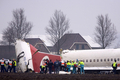 オランダ・首都アムステルダム（Amsterdam）のスキポール（Schiphol）空港のトルコ航空（Turkish Airlines）ボーイング（Boeing）737-800型旅客機が墜落した現場で救助にあたる救急隊（2009年2月25日撮影）。(c)AFP/ANP/FRANK VAN BEEK