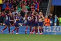 女子サッカー欧州チャンピオンズリーグ決勝、FCバルセロナ対オリンピック・リヨン。追加点を決め、チームメートと喜ぶFCバルセロナのアレクシア・プテラス（右、2024年5月25日撮影）。(c)Pierre-Philippe MARCOU / AFP