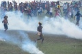 ブラジルの首都ブラジリアで、権利の拡大を求めるデモで警察と衝突する先住民（2017年4月25日撮影）。(c)AFP/EVARISTO SA