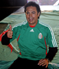 写真は、新ユニフォームを披露するメキシコのウーゴ・サンチェス（%%Hugo Sanchez%%）監督。（c）AFP/Luis ACOSTA