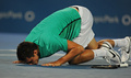 テニス、アピア国際（2013 Apia International Sydney Tennis Tournament）は12日、オーストラリアのシドニー（Sydney）で男子シングルス決勝が行われ、オーストラリアのバーナード・トミック（Bernard Tomic）は6-3、6-7、6-3で南アフリカのケビン・アンダーソン（Kevin Anderson）を下し、ツアー初優勝を飾った。

試合後、コートにキスをするバーナード・トミック（2013年1月12日撮影）。(c)AFP/Greg WOOD