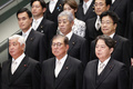 東京都内の首相官邸で、写真撮影に臨む石破茂新内閣の閣僚（2024年10月1日撮影）。(c)Rodrigo Reyes Marin / POOL / AFP