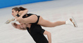 12-13フィギュアスケートGPシリーズ第6戦、NHK杯（NHK Trophy 2012）は23日、宮城県利府町のセキスイハイムスーパーアリーナで行われ、ペア・ショートプログラム（SP）ではロシアのベラ・バザロワ（Vera Bazarova）/ユーリ・ラリオノフ（Yuri Larionov）組が65.61点で首位に立った。

61.85点で3位につけた米国のマリッサ・キャステリ（Marissa Castelli）/サイモン・シュナピア（Simon Shnapir）組（2012年11月24日撮影）。(c)AFP/Toru YAMANAKA
