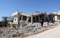 シリア北西部イドリブ県アルフベイトで、前日に激しい空爆を受けたアブドル・バセト・サトゥフ君の自宅を調べる人々（2017年2月17日撮影）。(c)AFP/Omar haj kadour