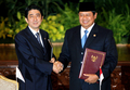 2007年8月20日、インドネシア大統領府で安倍晋三（Shinzo Abe）首相（左）と経済連携協定（EPA）に署名を済ませて握手するスシロ・バンバン・ユドヨノ（Susilo Bambang Yudhoyono）大統領。(c)AFP/Bay ISMOYO