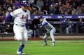 24MLB、ナ・リーグ優勝決定シリーズ（7回戦制）、ニューヨーク・メッツ対ロサンゼルス・ドジャース。内野ゴロをさばくロサンゼルス・ドジャースの山本由伸（2024年10月17日撮影）。(c)Luke Hales/Getty Images/AFP