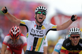 2011ツール・ド・フランス（2011 Tour de France）、第5ステージ（カルエクスからカプ・フレエル、164.5キロメートル）。ステージ優勝を果たし歓喜するHTCハイロード（HTC-Highroad）のマーク・カヴェンディッシュ（Mark Cavendish、英国、2011年7月6日撮影）。(c)AFP/PASCAL PAVANI