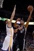 15-16NBA、ゴールデンステイト・ウォリアーズ対サンアントニオ・スパーズ。ゴールデンステイト・ウォリアーズのアンドリュー・ボーガット（左）のディフェンスをかわし、シュートを狙うサンアントニオ・スパーズのティム・ダンカン（2016年4月7日撮影）。(c)AFP/Getty Images/Thearon W. Henderson