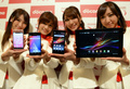 NTTドコモ（NTT DoCoMo）が都内で開いた新製品発表イベントで発表した（左から）Aquos Phone EX、Arrows X、Xperia Z、Xperia Tablet Z（2013年1月22日撮影）。(c)AFP/TOSHIFUMI KITAMURA