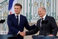 ドイツ東部メーゼベルク城で、オラフ・ショルツ独首相と共同記者会見に臨むエマニュエル・マクロン仏大統領（2024年5月28日撮影）。(c)Ludovic MARIN / POOL / AFP