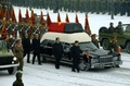 北朝鮮・平壌の錦繍山記念宮殿で、金正日氏の遺体を運ぶ車列と共に歩く金正恩氏（中央右）ら。朝鮮中央通信（KCNA）提供（2011年12月28日公開、資料写真）。(c)AFP PHOTO/ KCNA