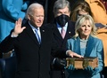2021年の米大統領就任式で宣誓するジョー・バイデン氏と、その隣に立つ妻のジル氏（2021年1月20日撮影）。(c)Brendan SMIALOWSKI / AFP