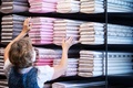 オーストリア・バートイシュルのダーンドル専門店で（2021年6月24日撮影）。(c)ALEX HALADA / AFP