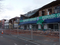 ニュージーランド南島クライストチャーチ（Christchurch）で、地震により一部が倒壊した店が並ぶ商店街（2011年6月14日撮影）。(c)AFP/NEIL SANDS