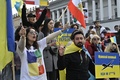 ウクライナの首都キーウで、ロシアによるイラン製無人機でのウクライナ攻撃に抗議するイラン人ら（2022年10月28日撮影）。(c)Genya SAVILOV / AFP