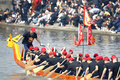 懸命に舟をこぐ選手たち（2019年4月5日撮影）。(c)CNS/顔懐峰