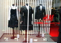 東京・原宿に開店した「H＆M」日本第2号店に展示されたコム デ ギャルソン（COMME des GARCONS）」のコラボーレーションアイテム（2008年11月8日撮影）。(c)MODE PRESS