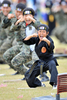 韓国・鶏龍（Gyeryong）の陸海空軍本部で前月29日、1日に61年を迎える「国軍の日（Armed Forces Day）」に向けたリハーサルが行われた。1950年～53年の朝鮮戦争で、韓国は1953年、北朝鮮と休戦協定を結んだが、法的には戦争状態にある。

写真は、鶏龍の陸海空軍本部で実施された「国軍の日」に向けたリハーサルで、武術演技を行う韓国軍兵士と少年（2009年9月29日撮影）。(c)AFP/JUNG YEON-JE