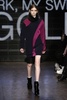 米ニューヨーク市内で発表された「DKNY」15/16年秋冬コレクション（2015年2月15日撮影）。(c)AFP/Getty Images/Neilson Barnard