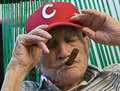 キューバ・ハバナ（Havana）の自宅で、100歳の誕生日を祝福されるコンラッド・マレーロ（Conrado Marrero）氏（2011年4月25日撮影）。(c)AFP