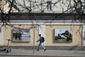 春の徴兵に合わせて貼り出された軍のポスター。ロシア・モスクワ市内で（2024年4月2日撮影）。(c)NATALIA KOLESNIKOVA / AFP