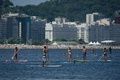 ブラジル・リオデジャネイロ（Rio de Janeiro）のイパネマ（Ipanema）ビーチ冲で、パドルボートを漕いで楽しむ人々（2014年1月4日撮影）。(c)AFP/YASUYOSHI CHIBA
