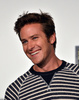 映画『ローン・レンジャー（The Lone Ranger）』のプロモーションのため来日中の米俳優アーミー・ハマー（Armie Hammer）が13日、都内で行われた来日記者会見に出席した。ハマーがジョニー・デップ（Johnny Depp）と共に主演を務め、ジェリー・ブラッカイマー（Jerry Bruckheimer）が製作として参加している同作は、8月2日から全国で公開される。会見には、天野ひろゆき（Hiroyuki Amano）と平愛梨（Airi Taira）も登場した（2013年5月13日撮影）。(c)AFP/Yoshikazu TSUNO