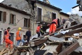 イタリア中部アルクアータ・デル・トロントで、捜索活動を行う救助隊員たち（2016年8月24日撮影）。(c)AFP