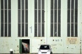 難民の一時収容施設が設置されたドイツの首都ベルリンの旧テンペルホーフ空港で、格納庫に設置されたテント（2015年10月26日撮影）。(c)AFP/TOBIAS SCHWARZ