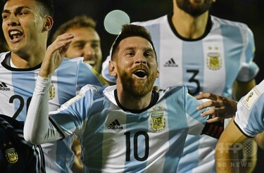 メッシが大一番でハットの活躍！アルゼンチンが逆転でW杯出場 写真5枚