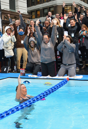 64歳のベテラン遠泳選手、休みなしで48時間泳ぎ切る NY