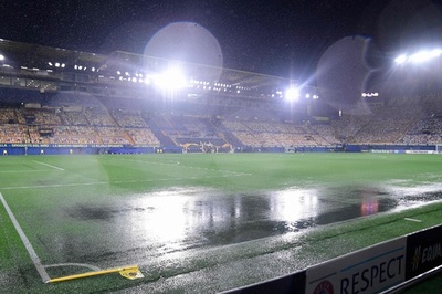 ELビジャレアル戦、豪雨でピッチ水浸し 開始遅れも4発快勝