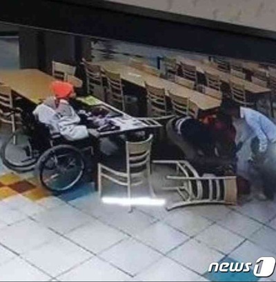 韓国・サービスエリアの人類愛…「心臓麻痺の父に蘇生法」「認知症の母に食べ物」、そして娘「英雄を探しています」