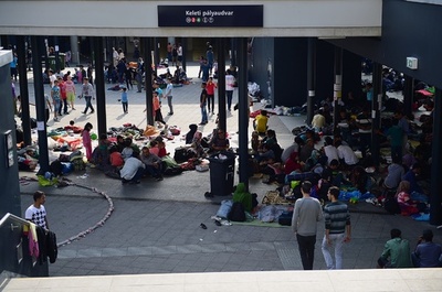 首都ブダペストの駅が難民キャンプに、ハンガリー