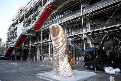 セザールの巨大な親指の彫刻、仏ポンピドー・センターで展示