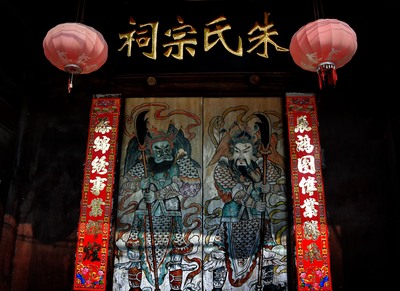 【特集】中国人が除災招福を願う身近な神様「門神」