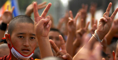 亡命チベット僧ら3000人が無言デモ、ネパール