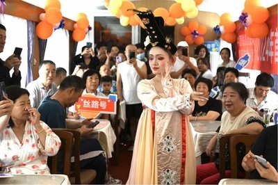 中国で観光専用列車「シルクロード号」運行開始　15日間で9400キロ走行