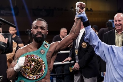 ラッセル・ジュニア、判定勝ちでWBCフェザー級王座を防衛